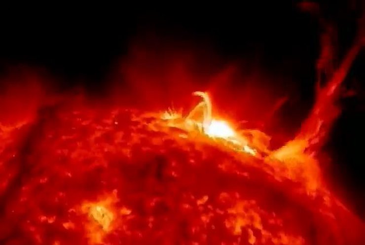 NASA показала відео подвійного спалаху на Сонці