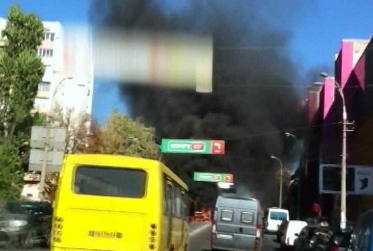 У центрі Києва згоріла автівка