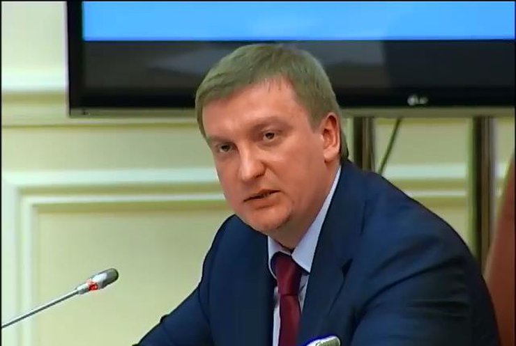 Чиновників, прокурорів та судді записуватимуть в люстраційний реєстр (відео)