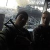 Киборги в аэропорту Донецка успевают даже читать: новые фото с передовой