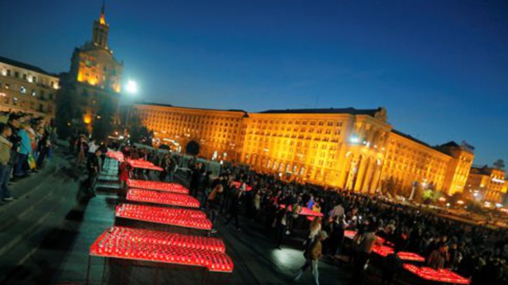В Киеве на Майдане зажгли тысячи свечей в поддержку военных (фото)