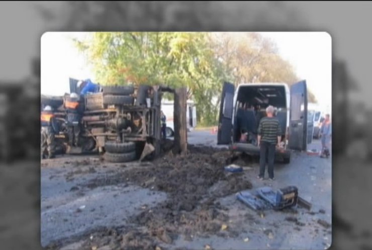 На Київщині вантажівка зім'яла маршрутку: одна людина загинула