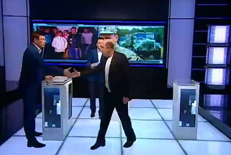 Юрий Луценко пожал руку представителю "Оппозиционного блока" (фото, видео)