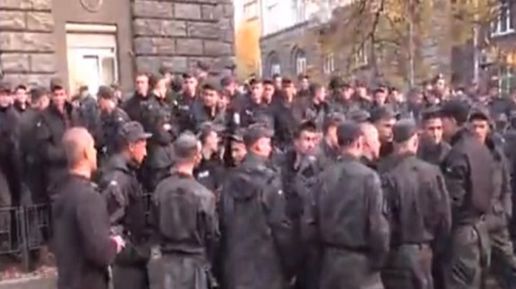 Взбунтовавшиеся бойцы Нацгвардии пришли к Порошенко требовать дембеля (обновлено, фото, видео)