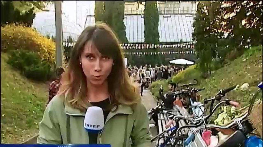 Ретро Круїзом у Києві 300 велолюбителів вражали перехожих (відео)