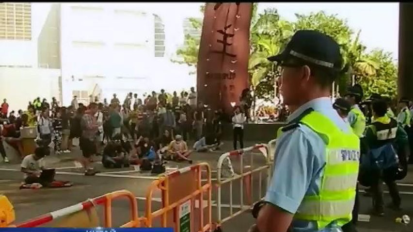 Поліція розбирає барикади протестувальників у Гонконзі