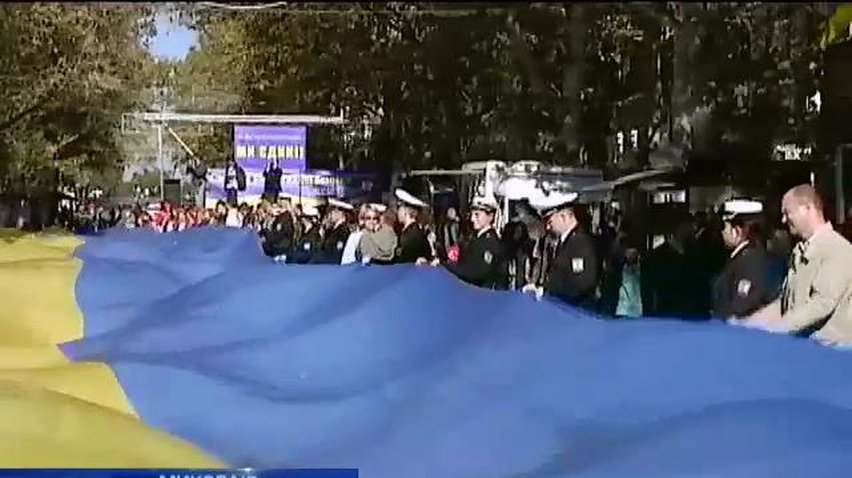У Миколаєві розгорнули 150-метровий стяг України (відео)