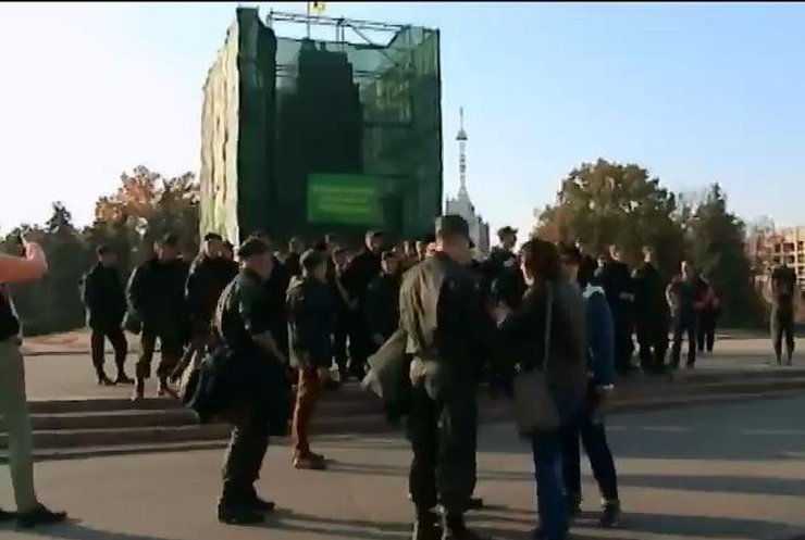 В Харкові строковики годину протестували за дембель