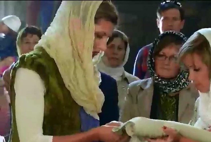 Марина Порошенко вышила рушник и передала иконы Михайловскому Златоверхому собору