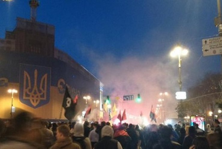 На митинг в честь УПА в Киеве собрались около 5 тысяч человек с факелами, шашками и петардами (фото, видео)