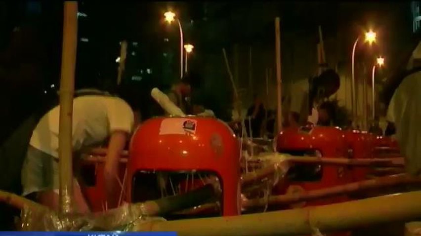 Демонстранти у Гонконзі відгородилися від поліції бамбуком