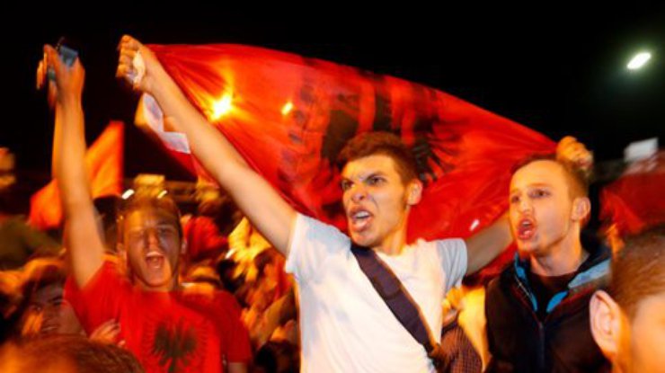 Скандальный матч в Белграде угрожал перерасти в массовые беспорядки (фото, видео)