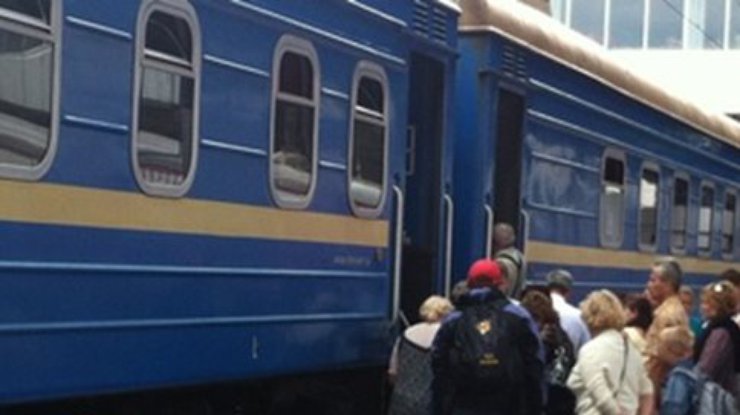 Фирмы Януковича и Арбузова будут страховать пассажиров поездов в Украине