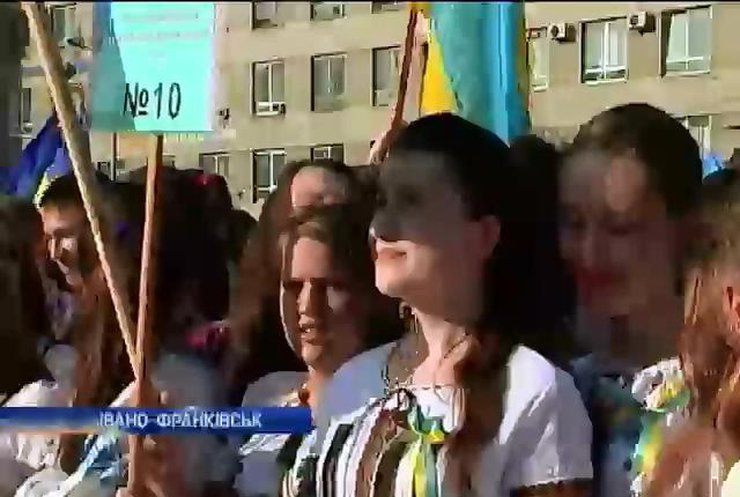 У центрі Івано-Франківська школярі провели флешмоб до річниці УПА