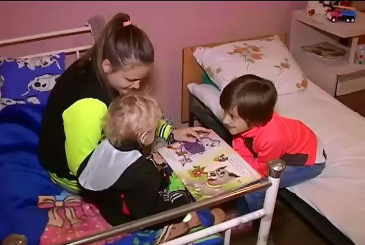 У Дніпродзержинську мати залишили дітей помирати від голоду (відео)