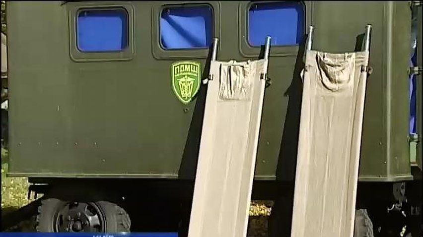 У Києві волонтери готують до відправки на Донбас мобільний госпіталь (відео)