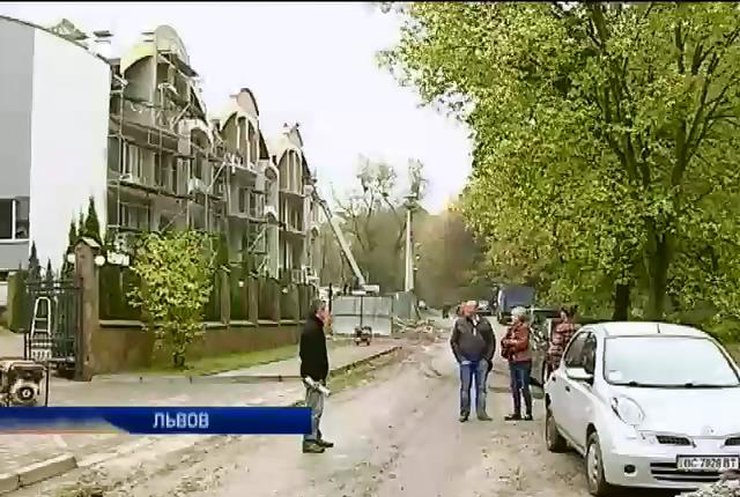 Власти Львова закрывают глаза на вырубку и застройку парков (видео)
