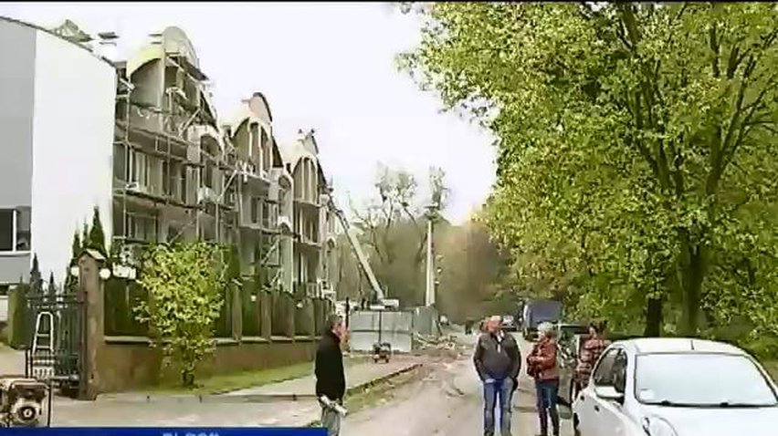 Власти Львова закрывают глаза на вырубку и застройку парков (видео)