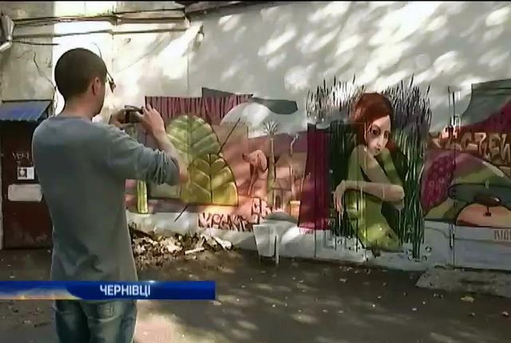 В Чернівцях молодь бореться з буденністю маллюючи на будинках