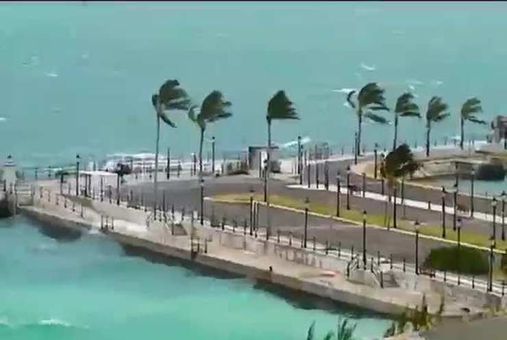 Бермуди накрило потужним ураганом