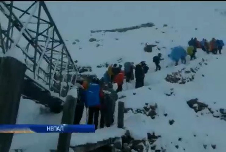43 туристи стали жертвами снігової бурі у Непалі (відео)