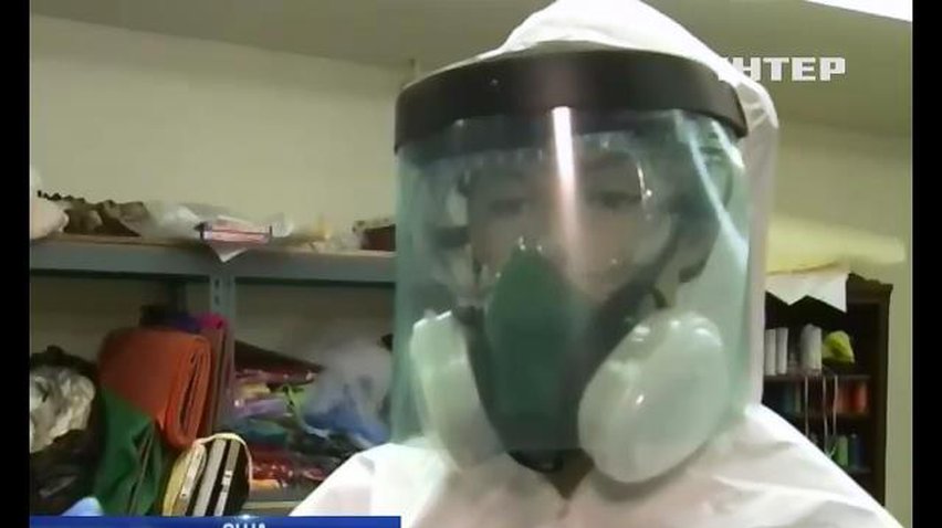 Американці купують на Гелловін захисні костюми від Еболи