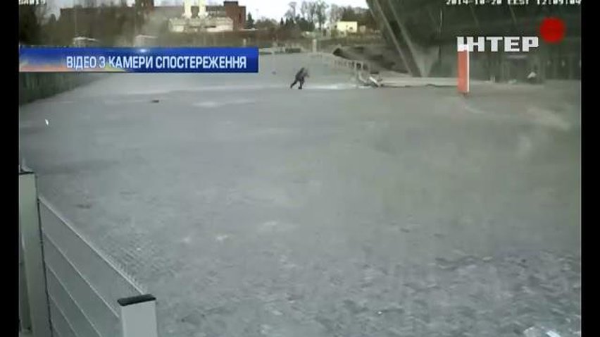 Дівчину мало не вбило падаючим шматком "Донбас-арени"