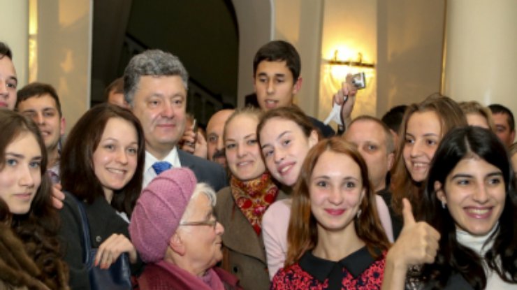 Порошенко в Днепропетровске позировал студентам для селфи (фото)