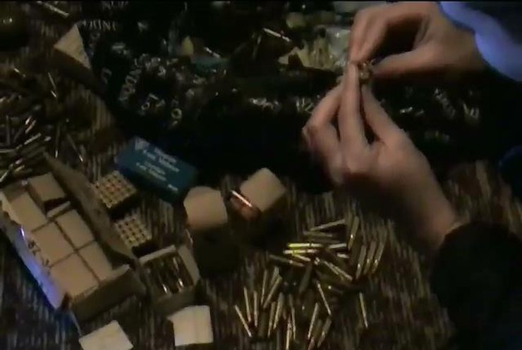 На Сумщині зловмисник зберігав арсенал зброї у своїх батьків