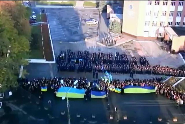 У Дніпропетровську тисяча міліціонерів провели патріотичний флешмоб