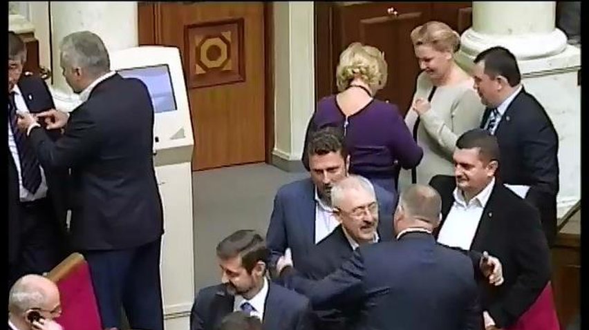 235 депутатів не голосували за зміни до закону про вибори