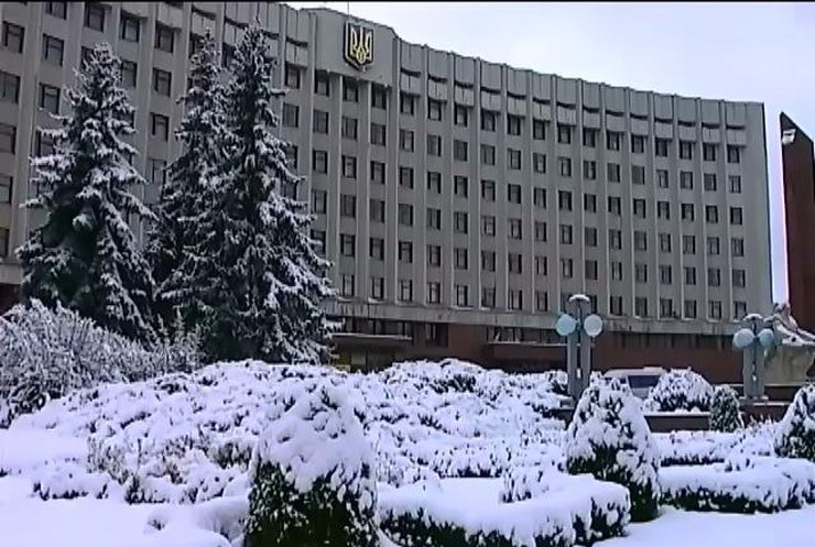 Через сніг у містах заходу Україні утворилися затори