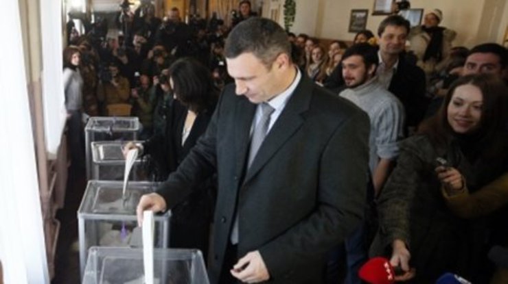 VIP'ы на выборах: Кличко, Кихтенко и Кучма голосовали сами, а Яценюк послушался дочку (фото)