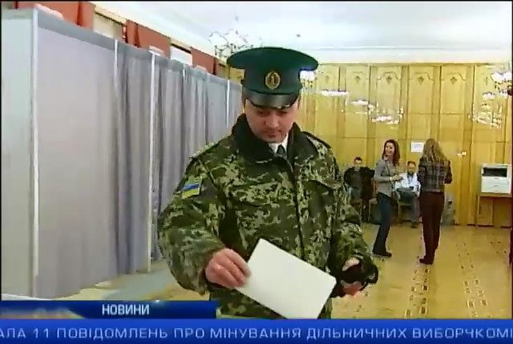 У Москві українці голосують поруч з металошукачами та автозаками
