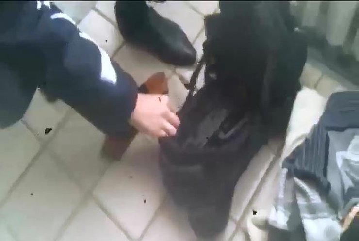 В Харькове двое мужчин пришли голосовать с автоматами (видео)