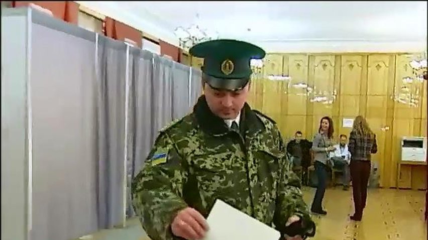 У Москві українці голосують поруч з металошукачами та автозаками