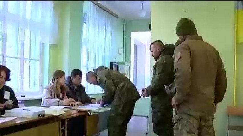 Артобстрелы в Волновахе не испугали людей идти голосовать (видео)