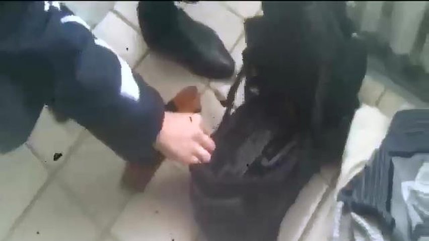 В Харькове двое мужчин пришли голосовать с автоматами (видео)