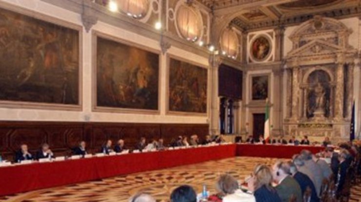 Венецианская комиссия одобрила изменения в Конституцию Украины от Порошенко