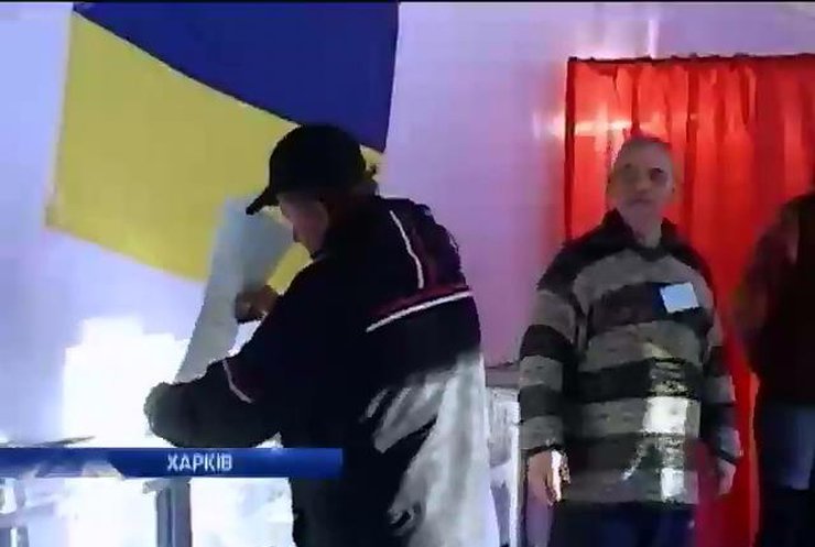 В Харкові затримали чоловіка за скуповування голосів по 200 гривень (відео)
