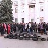 До окружкому в Новомосковську підвезли шини (відео)