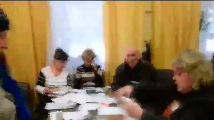 На Донеччині члени комісії вкидали бюлетені