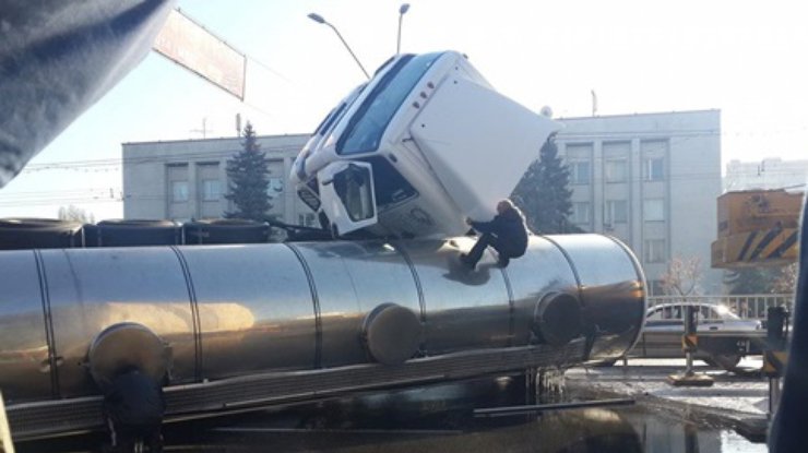 Проспект Победы в Киеве после аварии с масловозом превратился в каток (видео)