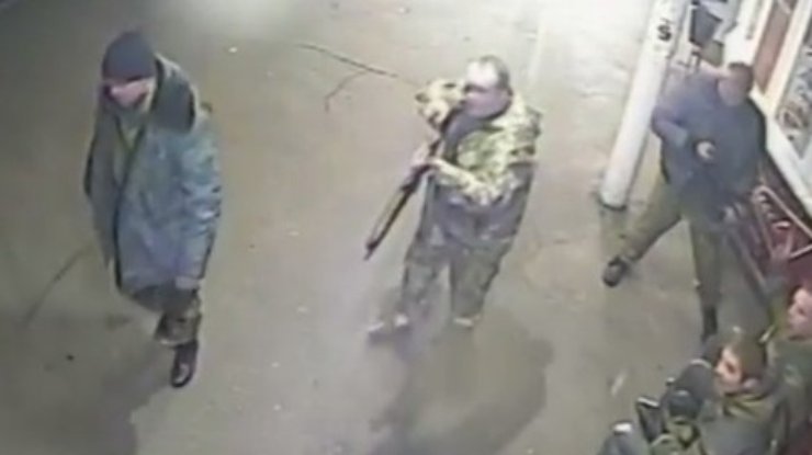 Террористы "Оплота" зверски избивают других боевиков и жителей Донецка (видео)