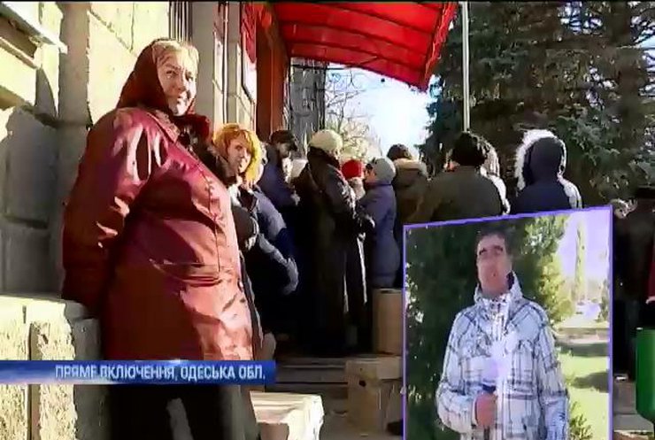 В Одесі члени виборчих дільниць всю ніч простояли просто неба з бюлетенями