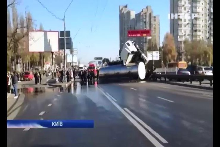 Через аварію на проспекті в Києві розлилося 20 тонн олії (відео)