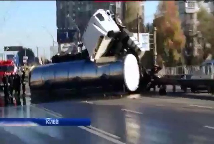 Киевляне набирали масло из перевернутой цистерны грузовика