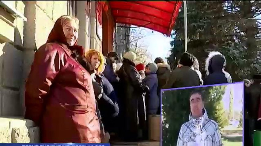 В Одесі члени виборчих дільниць всю ніч простояли просто неба з бюлетенями