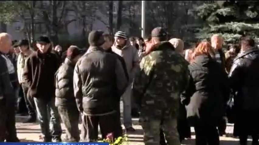 У Новомосковську окружком пікетують супротивники і прихильники кандидата
