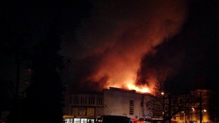 В Киеве подожгли кинотеатр "Жовтень": пожар вспыхнул во время сеанса (фото, видео)